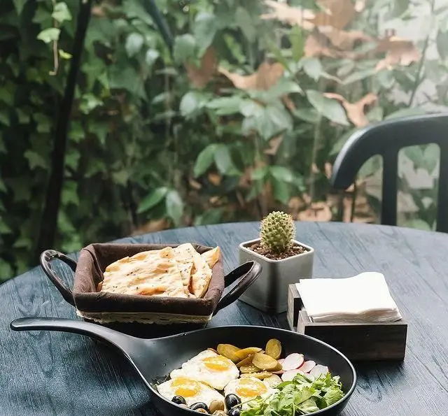 صبحانه دلچسب در کافه هاگ: تخم مرغ نیمرو، نان ترد، زیتون، ترشی، سبزی تازه با منظره سرسبز. تجربه‌ای خوشایند.