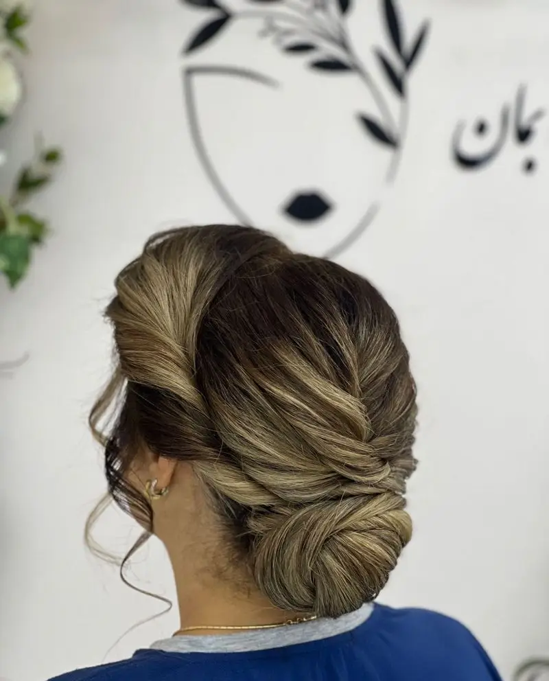 عکس شینیون موی بسته و مجلسی زنانه با رنگ موی هایلایت نسکافهای شیک، مناسب برای آرایش عروس و همراهان در سالن زیبایی تخصصی