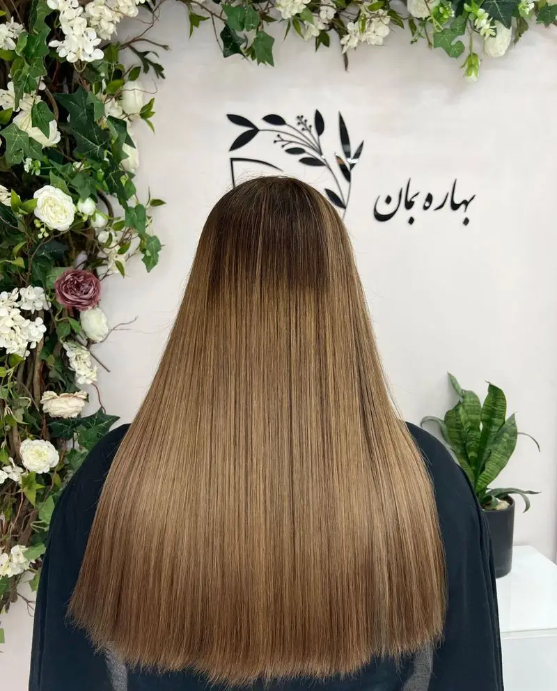 نمونه کار کراتینه و صافی موی بلند با شاین عالی در سالن زیبایی بهاره بمان، بهترین مرکز تخصصی احیا و صافی مو در تهران