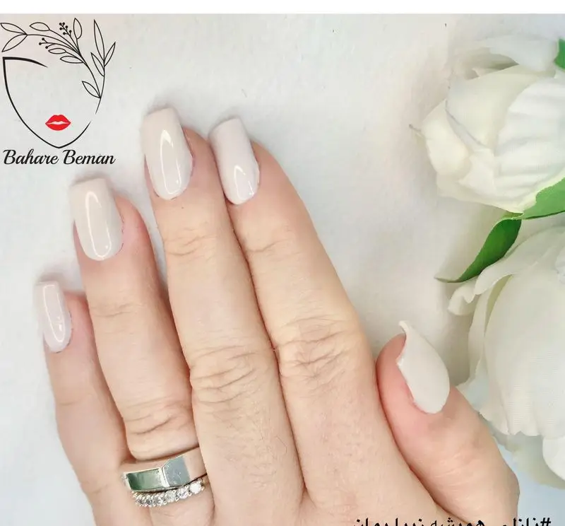 کاشت و ژلیش ناخن شیری و نود بسیار شیک و ساده مناسب برای ناخن عروس همراه با دیزاین حلقه در سالن تخصصی زیبایی بهاره بمان
