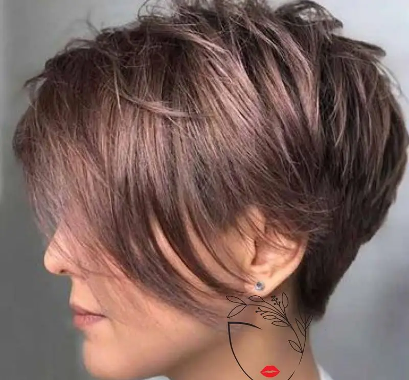 مدل کوتاهی موی زنانه پیکسی ژورنالی با رنگ موی فانتزی نسکافهای صورتی، مناسب برای خانمهای شیکپوش در سالن زیبایی بهاره بمان