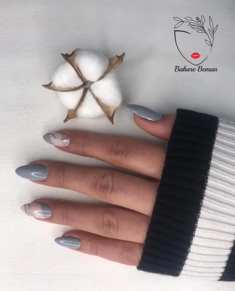 طراحی و کاشت ناخن با لاک ژل طوسی ملایم و دیزاین ماربل نقرهای شیک در سالن زیبایی بهاره بمان مناسب برای استایلهای زمستانی
