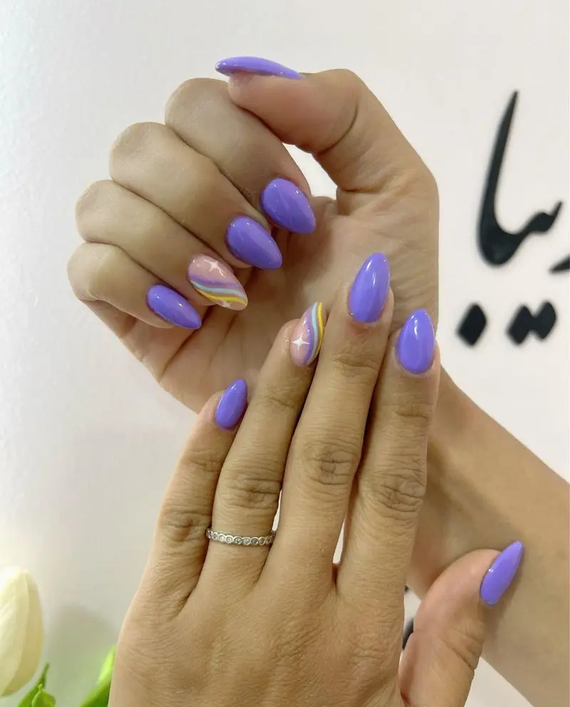 مانیکور و کاشت ناخنهای جذاب بنفش با طراحی فانتزی رنگینکمانی، ترند جدید در آرایشگاه زنانه و سالن زیبایی بهاره بمان