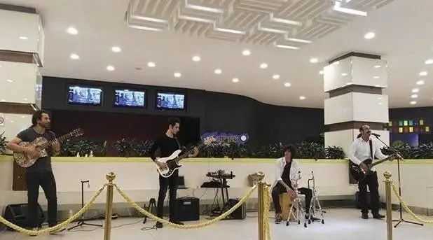 گروه موسیقی زنده و شاد در فست فود شهربرگر، اجرای عالی با گیتار، بیس و سازهای کوبه‌ای در فضایی مدرن و دلنشین برای مشتریان.