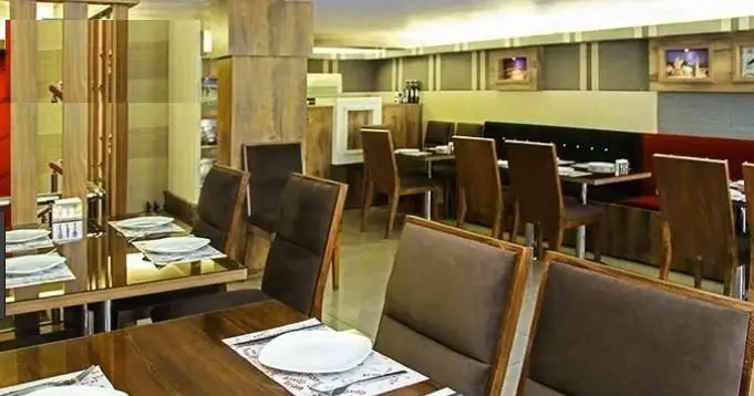 فضای داخلی رستوران ایران ایتالیا با دکوراسیون شیک و مدرن، میز و صندلی‌های راحت و محیطی دلپذیر برای تجربه غذاخوری لذت‌بخش.