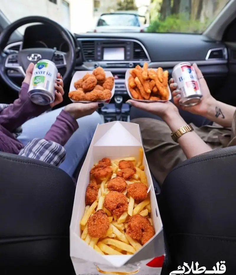 لذت سفارش فست فود قلب طلایی نیاوران در خودرو: مرغ سوخاری، سیب‌زمینی سرخ‌کرده ویژه و نوشیدنی سرد. بهترین تجربه غذای بیرون‌بر.