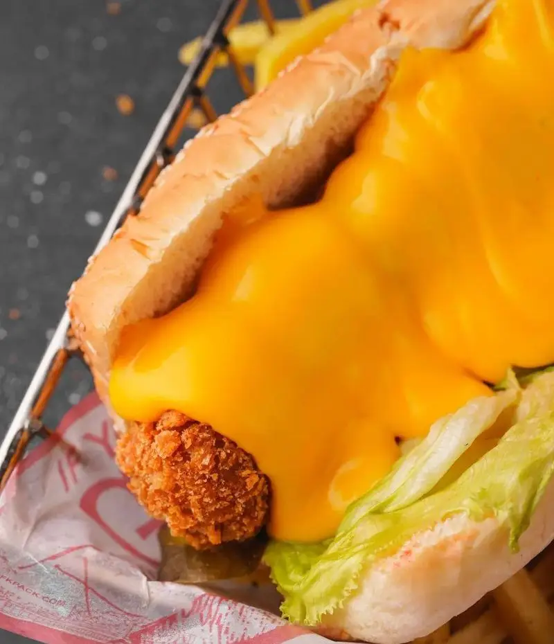 ساندویچ مرغ سوخاری و ترد با سس پنیر چدار فراوان در فست فود قلب طلایی نیاوران، یک گزینه خوشمزه برای طرفداران چیتاپ در نیاوران.