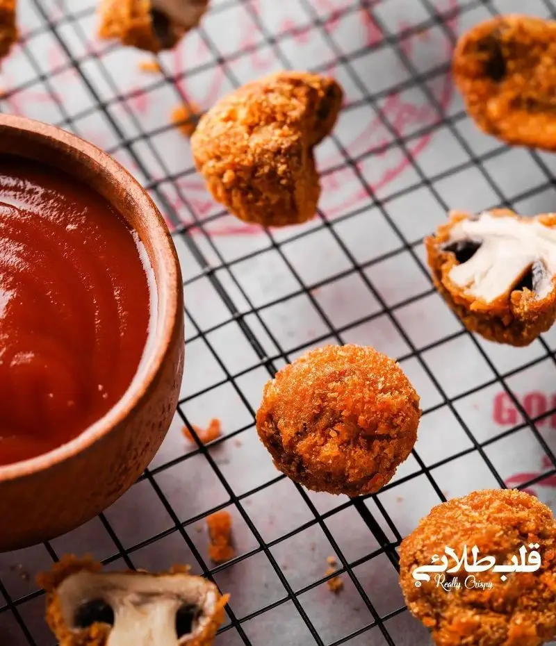 قارچ سوخاری ترد و کریسپی قلب طلایی نیاوران با سس کچاپ، بهترین پیش غذا برای دوستداران فست فود و غذای خوشمزه.