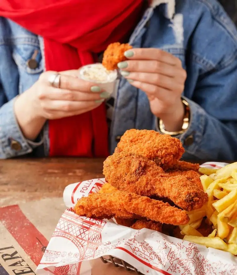 لذت تجربه طعم بی‌نظیر مرغ سوخاری و سیب زمینی سرخ کرده ترد در فست فود قلب طلایی نیاوران، همراه با سس خوشمزه. بهترین غذاهای فست فودی در محیطی دلپذیر.