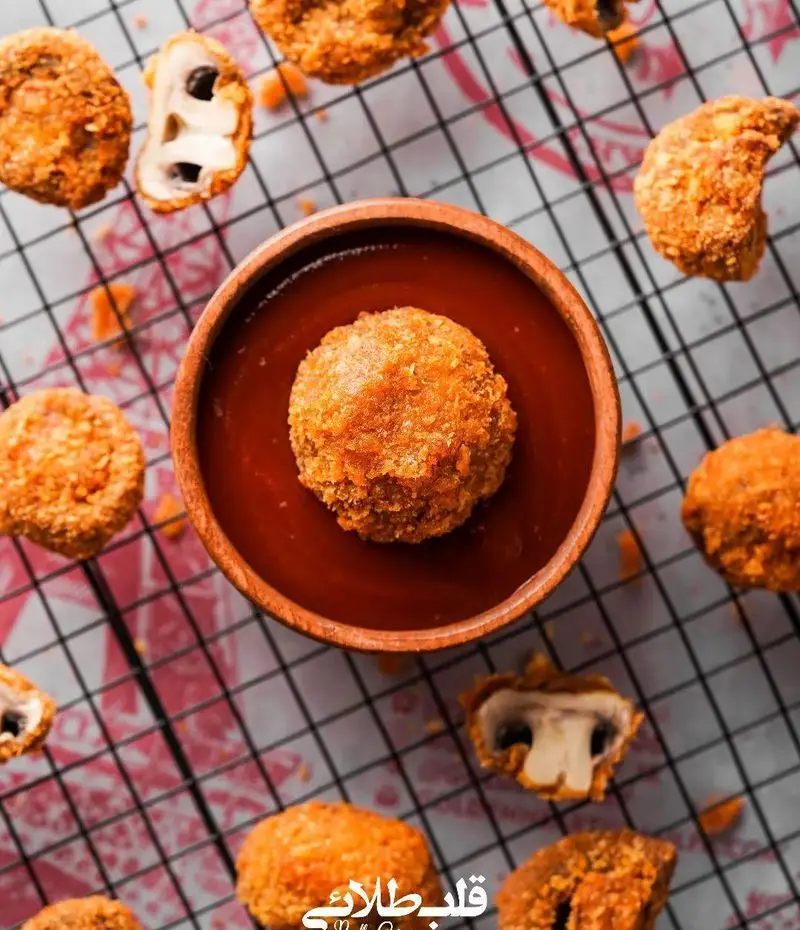 قارچ سوخاری ترد و خوشمزه فست فود قلب طلایی نیاوران با سس مخصوص. بهترین پیش غذا و اسنک برای تجربه ای لذیذ.