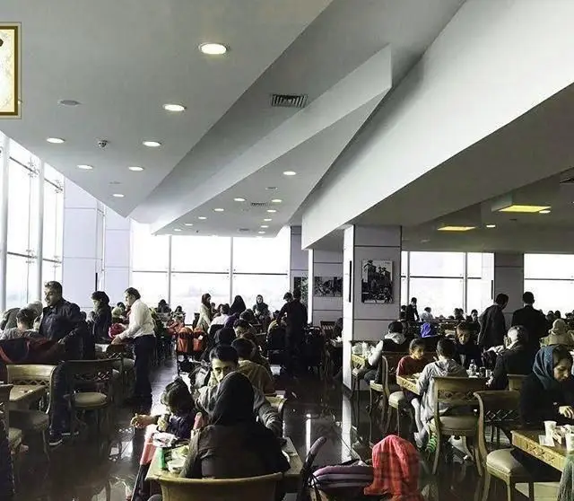 رستوران نایب با محیطی گرم و شلوغ، طراحی سقف خاص و نورپردازی عالی، میزبانی از مشتریان فراوان در ساعات پرتردد.