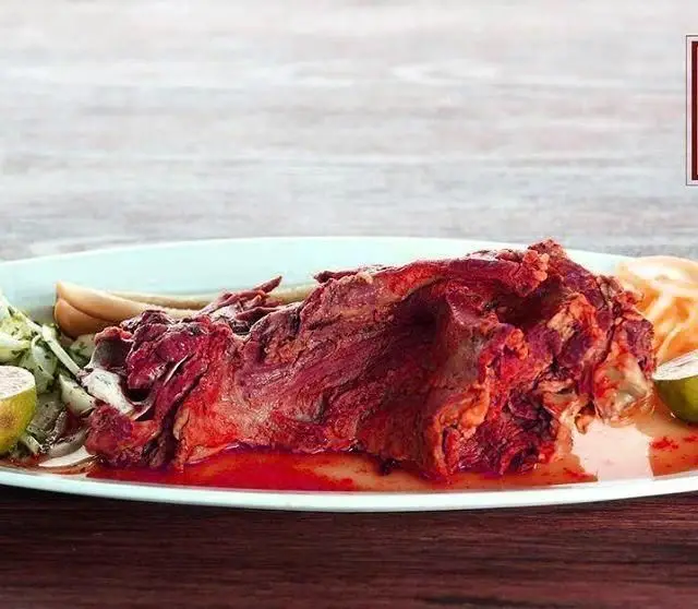 طعم اصیل و کیفیت بالای غذای سنتی ایرانی، شامل گوشت قرمز پخته شده آبدار با پیاز و لیمو در رستوران نایب.