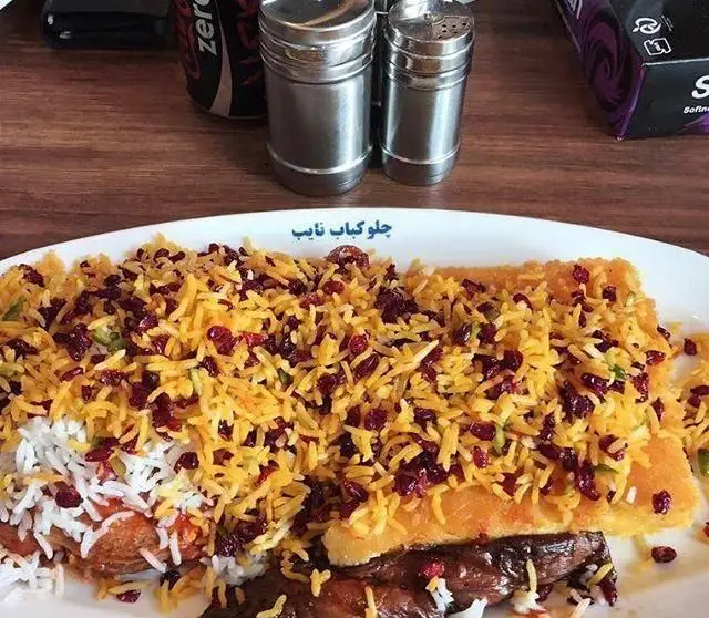 چلوکباب ممتاز رستوران نایب، غذای سنتی و پرطرفدار ایرانی، همراه با برنج خوش‌عطر زعفرانی و زرشک پلوی اشتهاآور.