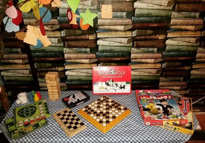 محیط دوستانه و گرم کافه رستوران دنج ما، مکانی عالی برای بازی‌های رومیزی هیجان‌انگیز، از مونوپولی تا جنگا، در کنار دوستان.