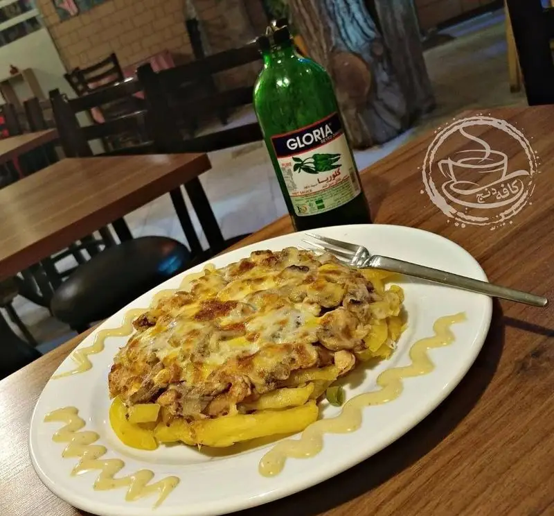 سیب زمینی سرخ شده با پنیر و قارچ در کافه دنج. یک غذای لذیذ و پرطرفدار در منوی کافه رستوران دنج. همراه با سس تند گلوریا.