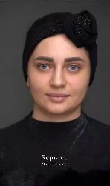تصویر یک مدل زن با آرایش صورت طبیعی و هدبند مشکی. خدمات حرفهای آرایش و زیبایی در آرایشگاه زنانه سپیده میکاپ آرتیست.