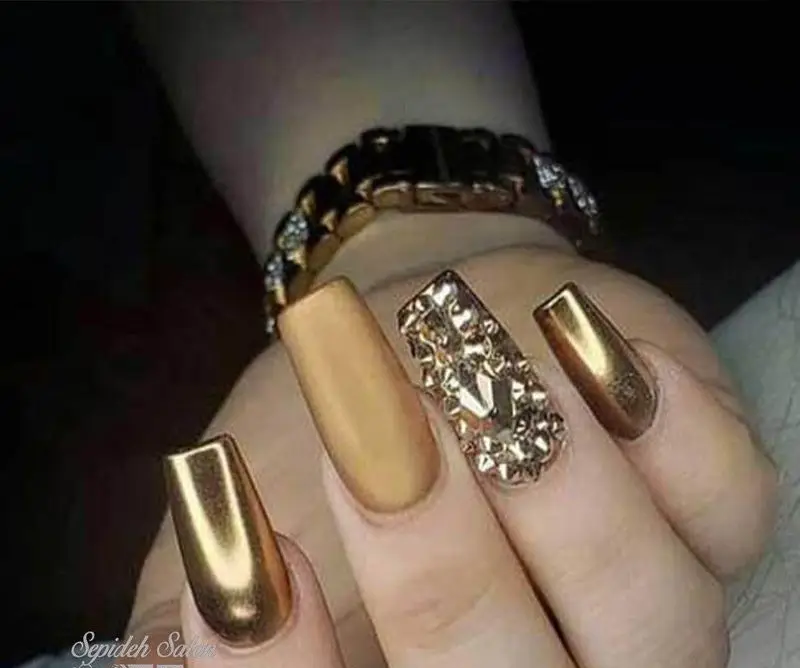 طراحی ناخن مجلسی شیک با لاک طلایی مات و براق کروم به همراه دیزاین نگینهای درخشان برجسته روی ناخنهای کشیده