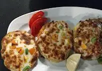 تصویری از سه غذای خوش طعم و لذیذ پنیر و سبزیجات مناسب پیش غذا در سفره خانه هنرمندان با تزیین گوجه و لیمو.