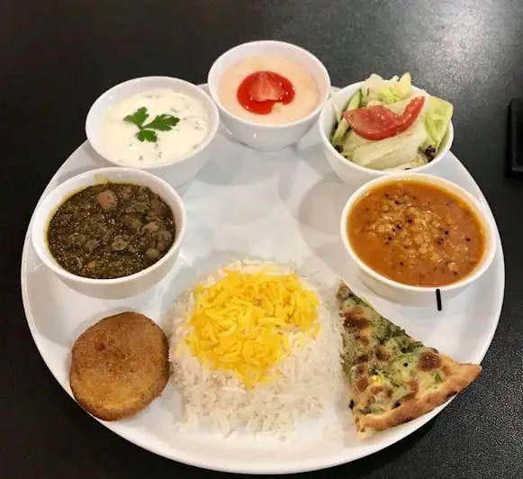 سفره هنرمندان: پلو زعفرانی، خورشت قورمه سبزی، عدسی، ماست و خیار، سالاد، کوکو سیب زمینی و کوکو سبزی با دسر شیرین.