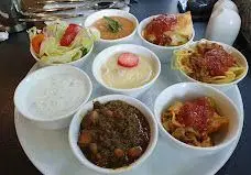 سفره خانه هنرمندان: میز غذای کامل و متنوع شامل انواع غذاهای ایرانی، سنتی، دسر و سالاد. تجربه بهترین طعم‌ها در رستوران هنرمندان.