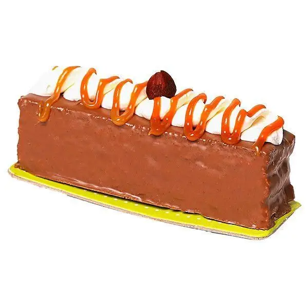 این کیک شکلاتی خوش‌طعم و زیبای قنادی ناتلی با روکش براق، تزیینات خامه سفید، سس کارامل و یک مغز فندق برای هر سلیقه‌ای.