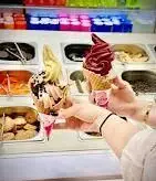 بستنی قیفی ایتالیایی سوئیتی لند نیایش مال با طعم‌های متنوع و تاپینگ‌های خوشمزه، تجربه‌ای شیرین و لذت‌بخش در تهران.