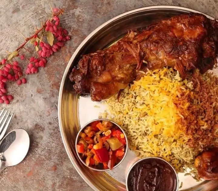 غذای مجلسی کافی شاپ سریاس: ماهیچه برشته با پلو زعفرانی و باقالی پلو، سرو شده با مخلفات و زرشک. طعم اصیل ایرانی.