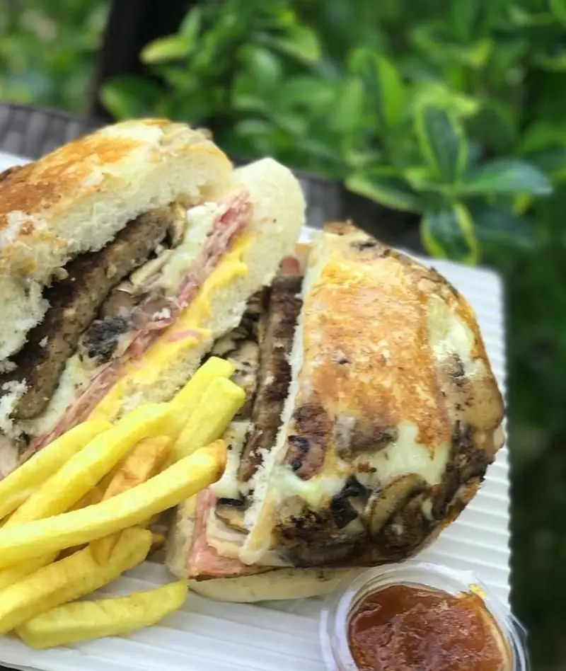 ساندویچ مخصوص فست فود برگر استار با گوشت، قارچ و پنیر آب شده، همراه با سیب زمینی سرخ کرده. یک غذای خوشمزه و کامل.