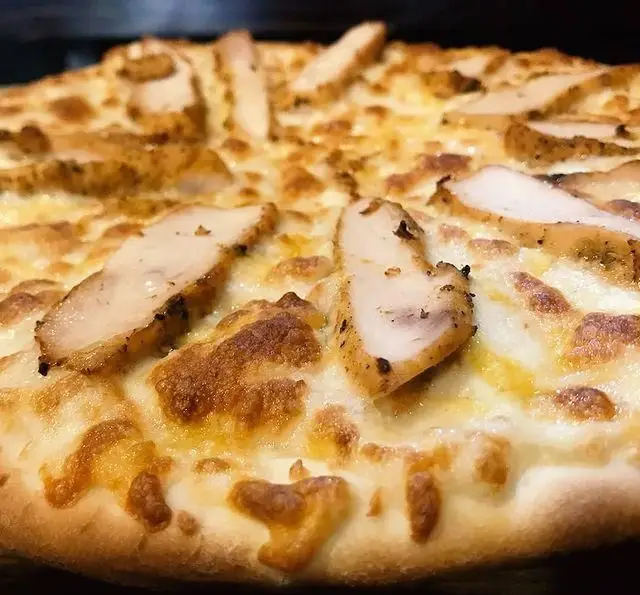 پیتزا مرغ خوشمزه و تازه از پیتزا یاشار با پنیر طلایی و تکه های مرغ گریل شده، آماده سرو. لذت یک وعده عالی را تجربه کنید.