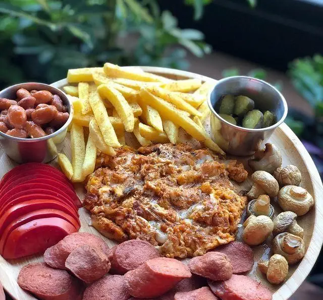 بشقاب صبحانه کامل کافه رستوران مستان با سوسیس تخم مرغ پنیری، سیب زمینی، قارچ، لوبیا، خیارشور و گوجه. منویی دلپذیر.