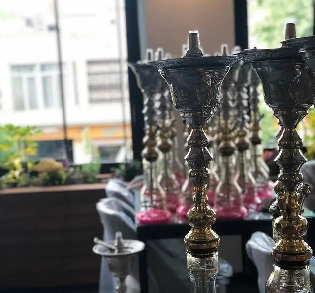 قلیان‌های شیک و زیبای کافه رستوران مستان، با دکوراسیون دلنشین و فضای آرامش‌بخش، مناسب دورهمی‌ها.