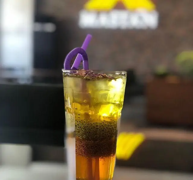 نوشیدنی خنک و لایه ای مستان: ترکیبی جذاب از تخم شربتی، یخ و طعم‌های گوارا با نی بنفش. تجربه‌ای دلنشین در کافه رستوران مستان.