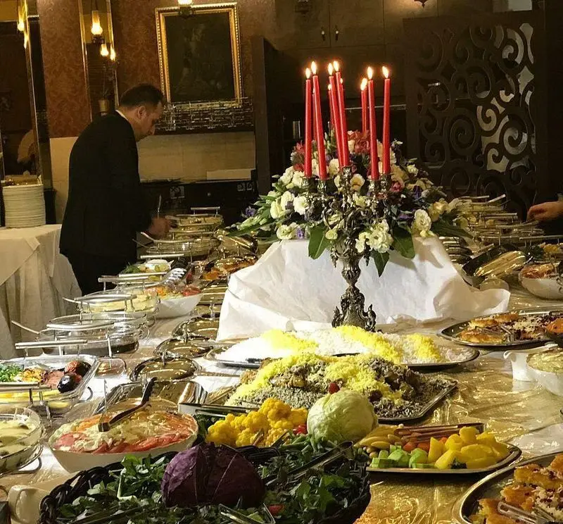 نمایی از بوفه پربار و شیک رستوران نایب آبان با غذاهای سنتی ایرانی، سالادهای تازه و برنج زعفرانی خوش‌عطر.