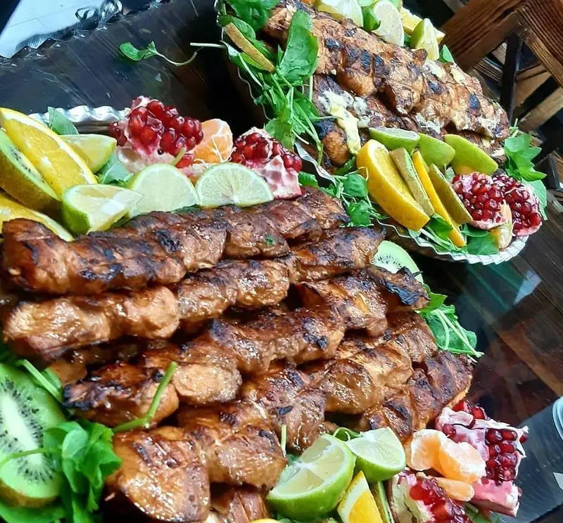 کته کباب‌های لذیذ سجاد، با گوشت تازه و گریل شده، به همراه تزئینات چشم‌نواز لیمو، پرتقال، انار و کیوی. غذای اصیل ایرانی.