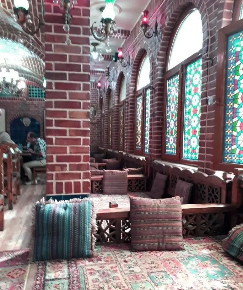 فضای داخلی رستوران سنتی گلستانه، با آجرکاری سنتی، پنجره‌های رنگی ارسی، فرش‌های دستباف و نشیمن‌های راحت. تجربه‌ای اصیل و خاطره‌انگیز.