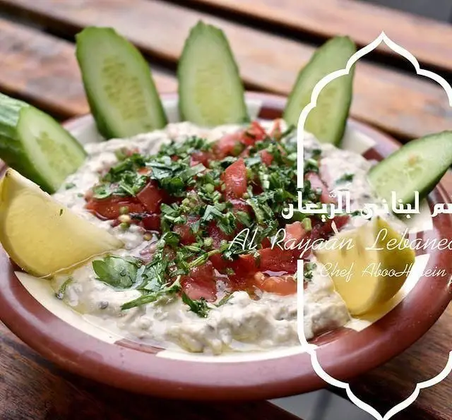 باباغنوش سنتی لبنانی از رستوران الریعان، با تزیین گوجه، سبزیجات معطر، خیار و لیمو تازه، تجربه‌ای اصیل از غذای مدیترانه‌ای.