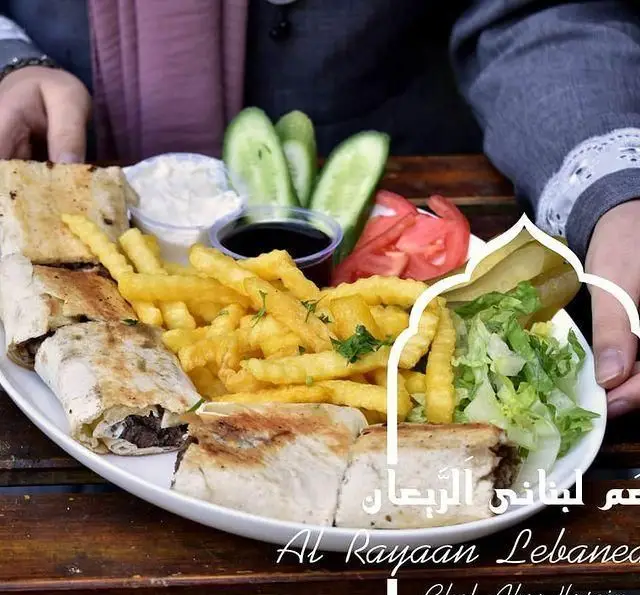 بشقاب ویژه رستوران لبنانی الریان شامل شاورمای خوشمزه، سیب‌زمینی سرخ‌کرده، سالاد تازه، خیار، گوجه و ترشی. غذای لذیذ لبنانی.