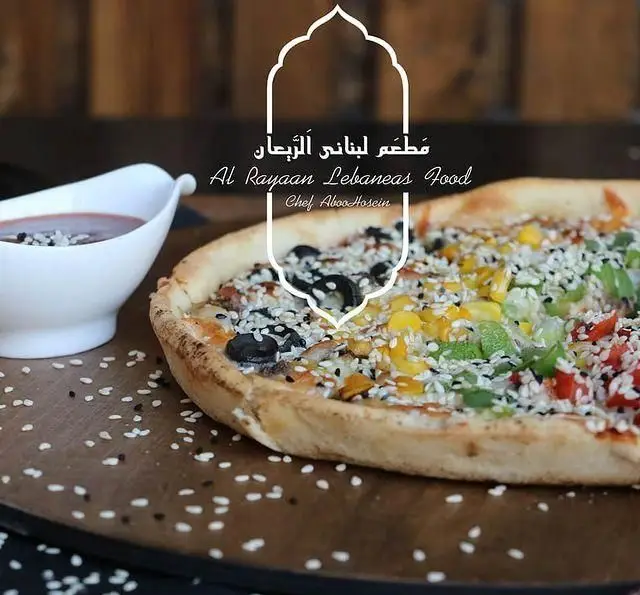 رستوران لبنانی الریعان: غذای جذاب لبنانی، یک فلت‌برد متنوع با زیتون، ذرت، فلفل رنگی و کنجد فراوان، در کنار سس ویژه.