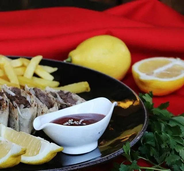 غذای لبنانی الریعان: شاورمای گوشت یا مرغ لذیذ با سیب زمینی سرخ کرده طلایی، سس مخصوص کنجدی، لیمو و جعفری تازه.