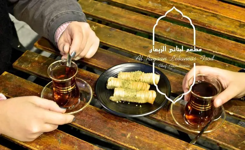 چای و شیرینی لبنانی خوشمزه با پسته در رستوران لبنانی الریّان. بهترین غذای لبنانی و دسر سنتی برای تجربه ای دلنشین.