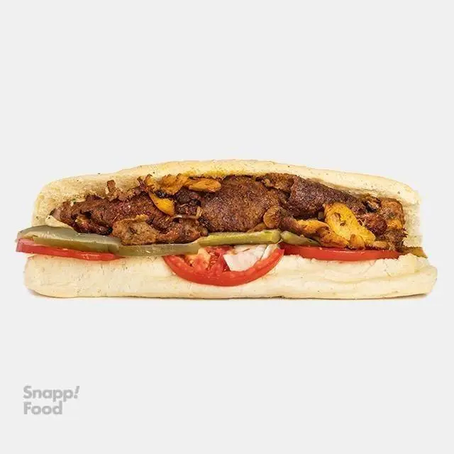 ساندویچ بزرگ و خوش طعم ساندویچی نشاط، شامل مخلوط گوشت و مرغ به همراه خیارشور، گوجه و پیاز تازه، انتخابی محبوب برای ناهار.