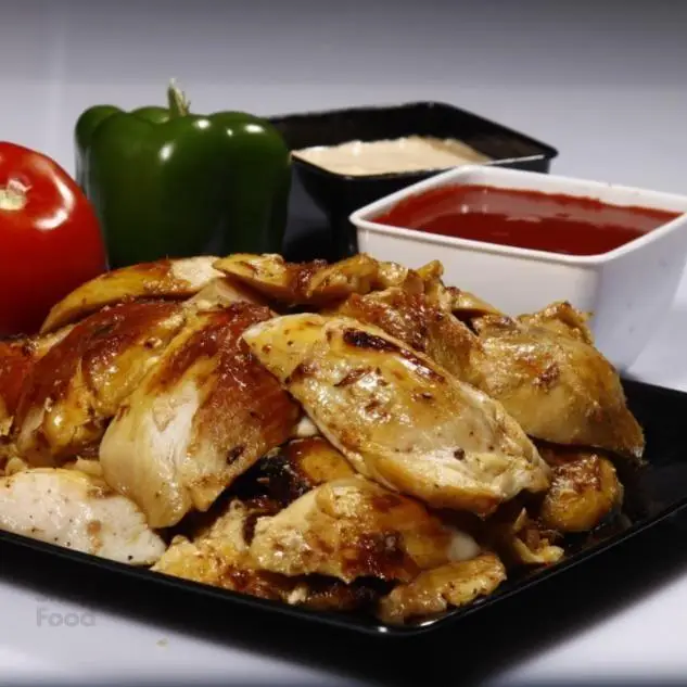 ساندویچی نشاط: بشقابی اشتهاآور از تکه‌های مرغ بریان یا گریل شده طلایی. ایده‌آل برای یک ساندویچ مرغ لذیذ یا وعده غذایی. همراه با سس و سبزیجات تازه.