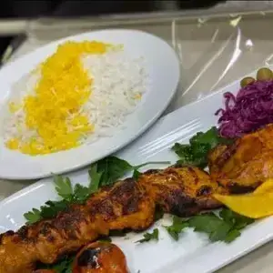 کباب جوجه آبان: سیخ کباب مرغ زعفرانی تازه و لذیذ همراه با پلو زعفرانی و مخلفات خوشمزه. تجربه‌ای دلنشین از غذای ایرانی.