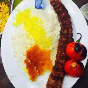 چلو کباب کوبیده آبان، غذای اصیل و لذیذ ایرانی با برنج زعفرانی اعلا و ته دیگ طلایی. تجربه‌ای بی‌نظیر در رستوران کباب آبان.