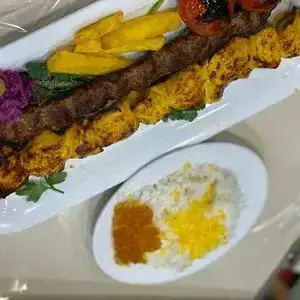 غذای لذیذ کباب کوبیده و جوجه کباب در کنار برنج زعفرانی و زرشک پلو از رستوران محبوب کباب ابان، مناسب برای یک وعده غذایی دلچسب.