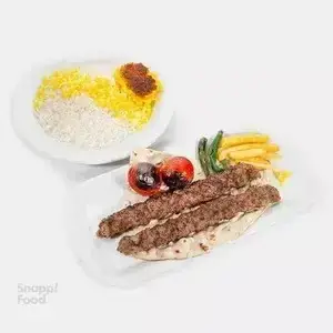 دو سیخ کباب کوبیده خوشمزه با گوجه کبابی، سیب زمینی و برنج زعفرانی از کباب ابان، بهترین غذای ایرانی برای سفارش آنلاین.