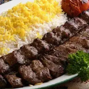 چلو کباب آبدار کوبیده یا برگ با برنج زعفرانی و گوجه کبابی، غذای سنتی و پرطرفدار از رستوران کباب ابان.