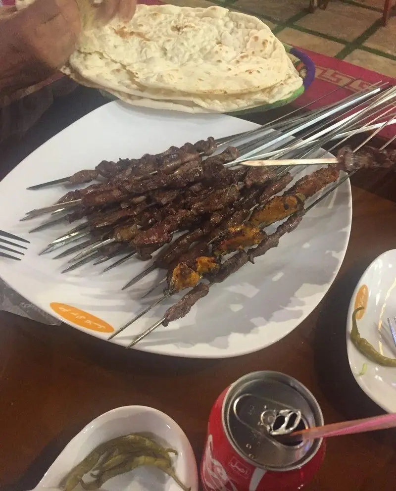 سرویس کامل جگر، کباب، دل و قلوه داغ در جگرسرای کلاسیک با نان تازه، فلفل ترشی و نوشیدنی. لذت غذای سنتی ایرانی.