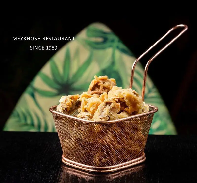 پیش غذای سوخاری ترد و خوش‌طعم در سبد مسی رستوران و پیتزا میخوش، لذت غذای باکیفیت از سال 1989.