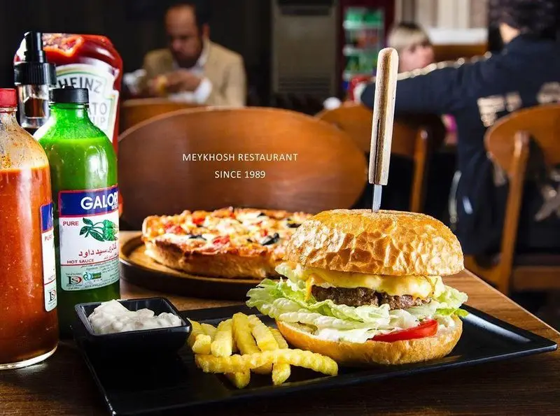 برگر تازه، سیب زمینی ترد و پیتزا داغ در محیط دلنشین رستوران و پیتزا میخوش، ارائه‌دهنده بهترین طعم‌ها از ۱۹۸۹.